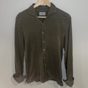 Gran sasso skjorta - Gran sasso skjorta i storlek 46 motsvarande small, skjortan är i mycket fint skick utan defekter, nypris ca 1800 kronor hör av er vid frågor!🕺