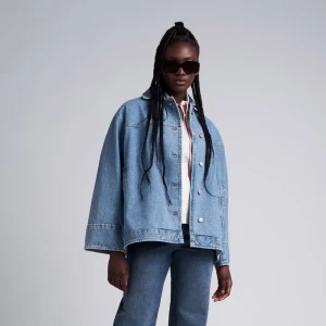 Jeansjacka - Oversize jeansjacka från Carin Wester. Clean modell med sneda fickor och skjortkrage. Vida ärmar med breda manschetter i ärmslut.  Ordinarie pris 999:-