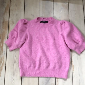 stickad t-shirt - jättefin stickad t-shirt från vero moda som inte är min stil längre. använd max 5 gånger, men fått 2 hål vid bröstet som går lätt att sy❤️ nypris 229