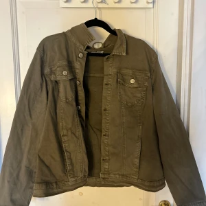 Jeans jacka! - Grön fin jeans jacka nu till våren och sommaren!!❤️❤️storleken är 48 men passar mig som har xs och s, ville ha mer oversized då dem va små i storlekarna 😙