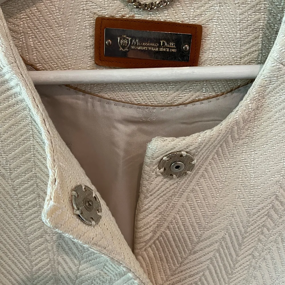 Créme vit kappa från Massimo Dutti Nyskick Med läder detaljer 74% Bomull 26% Polyester  Ord pris ca 3000kr. Jackor.