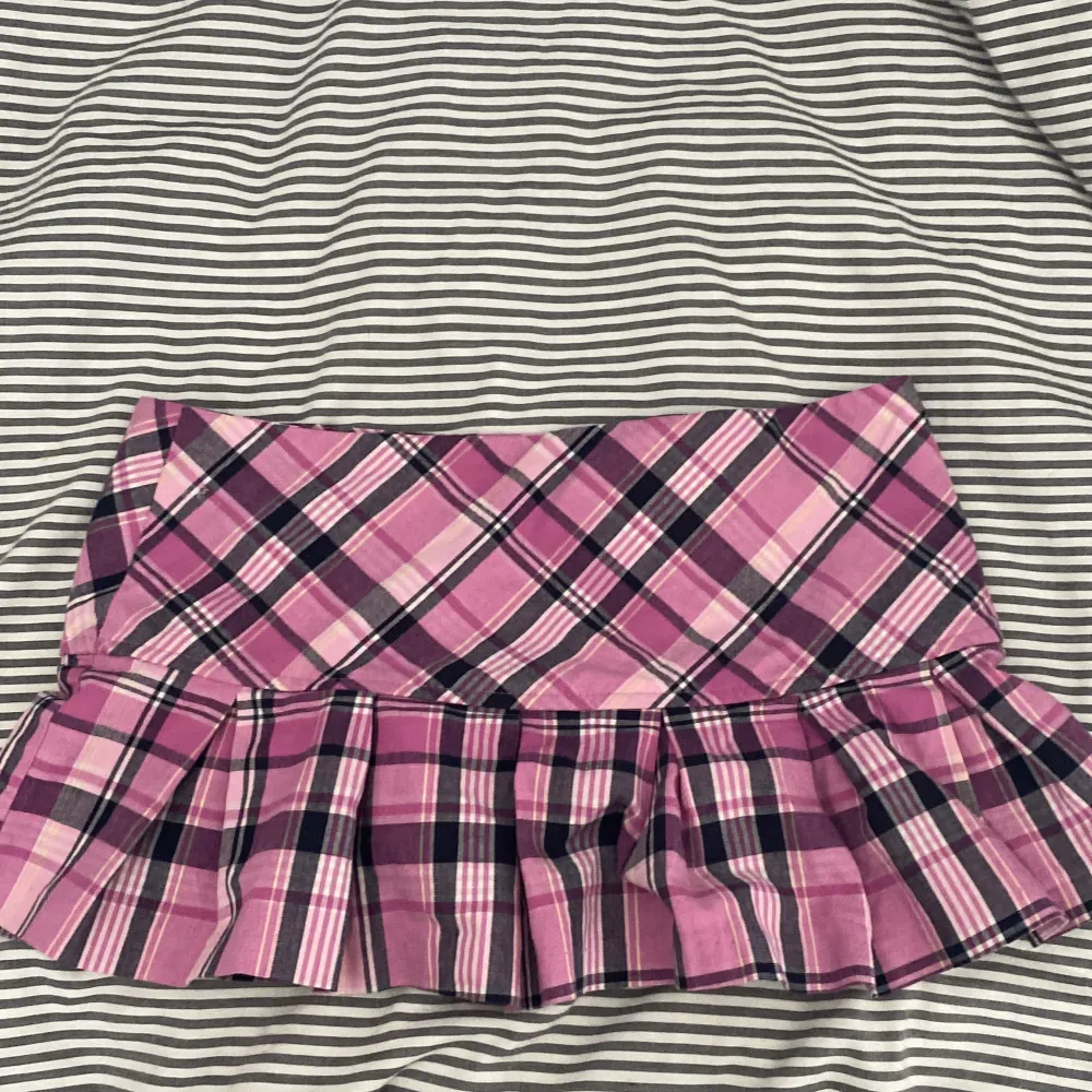En kjol från Charlotte Russe som är köpt här på Plick, säljer för att den är lite för stor i midjan. Den är low waisted och liten i storleken. Skriv privat för fler bilder 💕. Kjolar.
