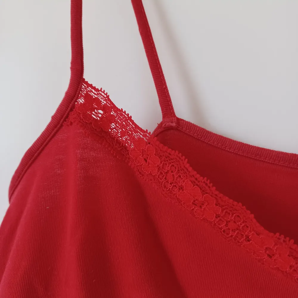 En väldigt fin rött linne som tyvärr inte kommer till användning och därför säljer🌷Använd vid några få tillfällen och inga defekter🎀 . Toppar.