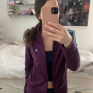 adidas zip up - aaas snygg adidas zip up!! kan användas som både tränings tröja och vanlig tröja. Perfekt nu på våren❣️