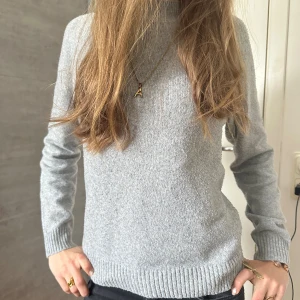 Grå stickad tröja! - Stickad tröja från Vero Moda i storlek Xs.