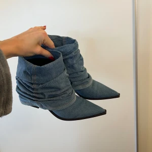 Boozt i jeans - Jeans klackar, endast använda 1 gång!🌸