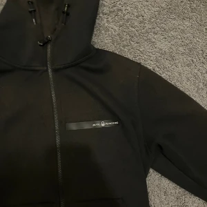 Svart Sail racing zip hoodie  - Sail racing zip hoodie för endast 150kr Det är fortfarande fräsch och har inga fläckar 