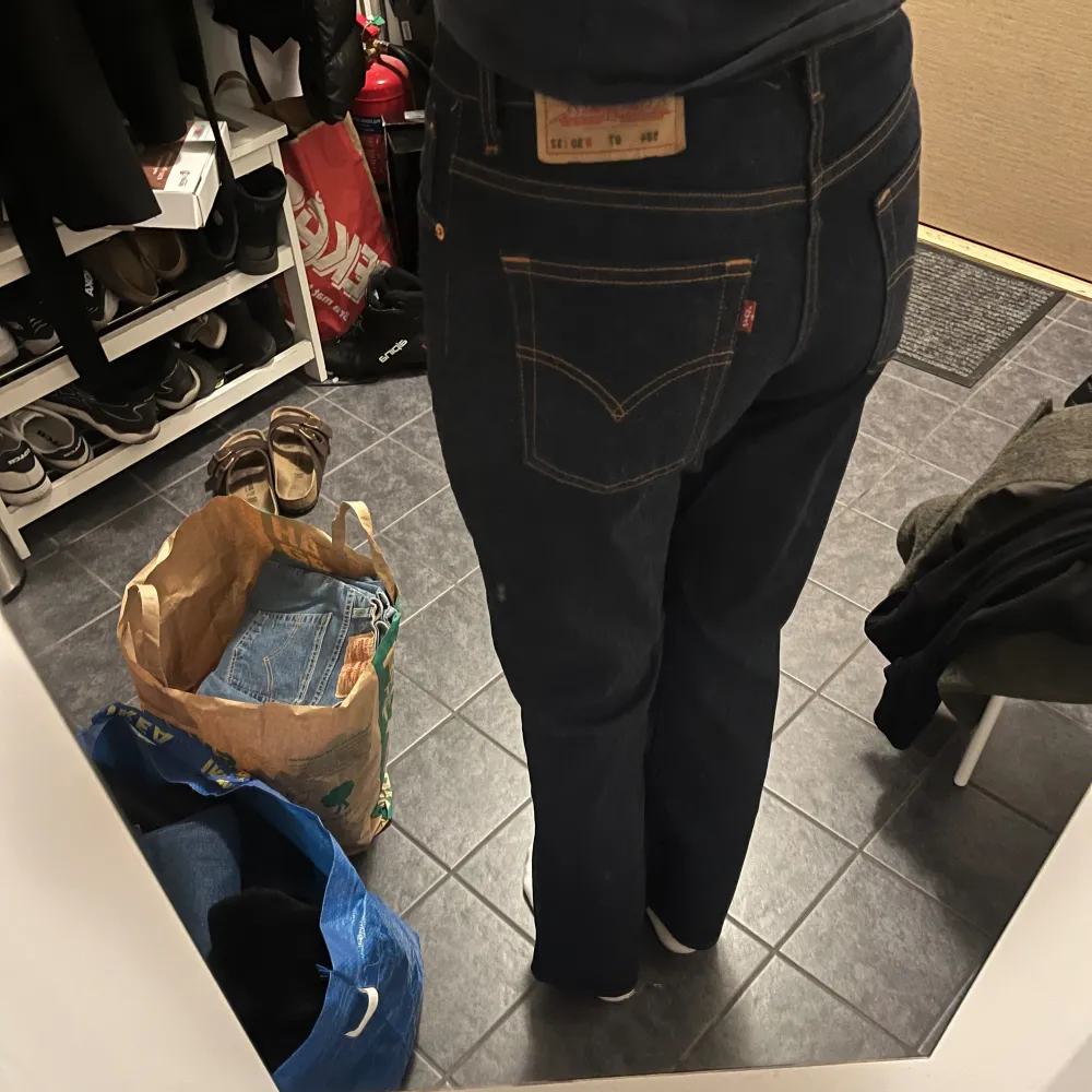  Levis jeans vintage  W 30 men passar mig som vanligtvis har 27! Längd 32.  Pris 350kr Köparen står för frakt☺️. Jeans & Byxor.