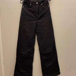 Svarta jeans ifrån hm storlek 34💕 Dom är väldigt utsvängda längst ner, bootcut och bra kvalite🙌🏻 Vet inte riktigt, men kanske köpte för ca 300-400 kronor✌🏻 Pris kan diskuteras!