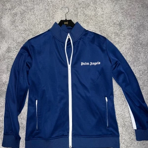 Palm Angles Tröja - Säljer denna Palm Angles koftan. Den är i bra skick och i storlek S. Kontakta får fler bilder/information om koftan. Villig att gå ner i pris vid snabb affär. 