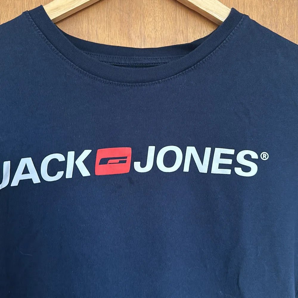 Mörkblå T-shirt från Jack & Jones . T-shirts.