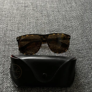 Ray ban Boyfriend  - Tjena säljer feta Raybans Boyfriend P vilket är den dyrare versionen av Ray ban , Nypris 1800kr , skriv vid minsta fundering:)
