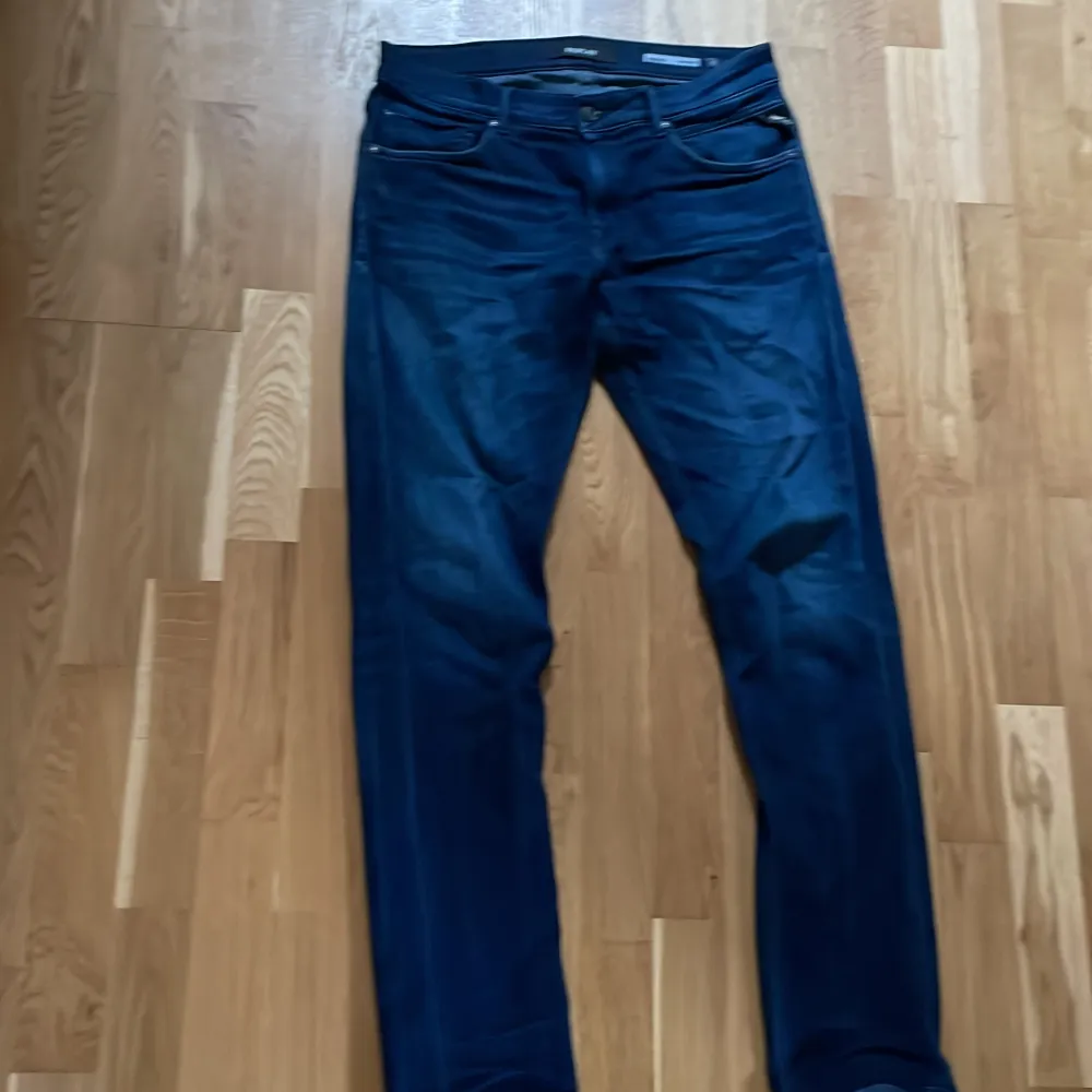 Tja! Säljer nu ett par riktigt snygga Slim Fit Replay Jeans i storlek W31 L34. Knappt använda. Köpta för 1,300. Hör gärna av er vid frågor eller funderingar!. Jeans & Byxor.