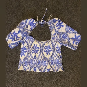 Topp - hej säljer en fin blommig topp fint på sommaren  jättebra skick 