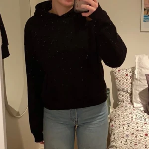 Svart hoodie  - Säljer min svarta populära hoodie från Gina tricot!!  Använd men inga skador. Säljs på hemsidan för 359kr jag säljer för 200kr, storlek xs 