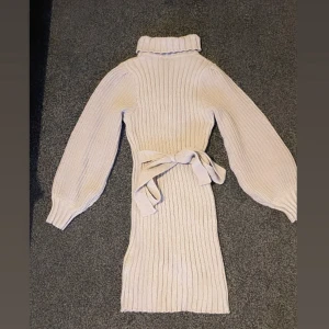 stickad klänning  - Hej säljer den för den kommer inte till användning🤍