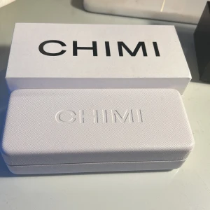 Chimi - Chimi solglasögon i strl 04 i färg Darker grey🥰 köpta göra våren och är i gott skick 💕pris kan diskuteras och skriv för fler bilder🥰