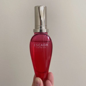 Escada parfym - Flor Del Sol🌺 - Säljer min Escada parfym då jag känner att den inte kommer till användning längre. På andra bilden finns det beskrivning på hur den doftar🌺 Har inte original förpackningen kvar. 