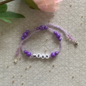 Taylor Swift Armband Mean - ⭐️ Elastisk tråd, ca 16 cm innerkrets, kan göra nytt efter din storlek ⭐️    ⭐️ Rabatt om du köper fler än 2, skriv till mig innan köp för samfrakt ⭐️     ⭐️Kan även göra beställningar!⭐️