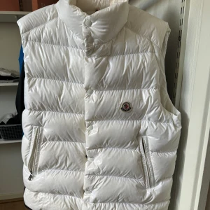 moncler tib väst - Säljer nu denna väst då den inte används, nypris var en bit över 8 tusen. Kan sälja den billigt vid snabb affär. Kom pm för qr kod och med bilder😊