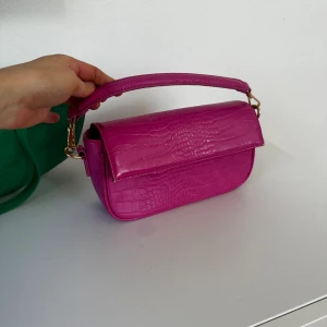 Väska  - Handväska som är använd 1 eller 2 gånger. Superfin! 🌸  Köpt på newyorker för längesen. 