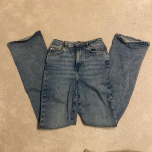Snygga bootcut jeans - Snygga bootcut jeans i storlek S/32! Skulle säga att dom passar som 36/38❤️