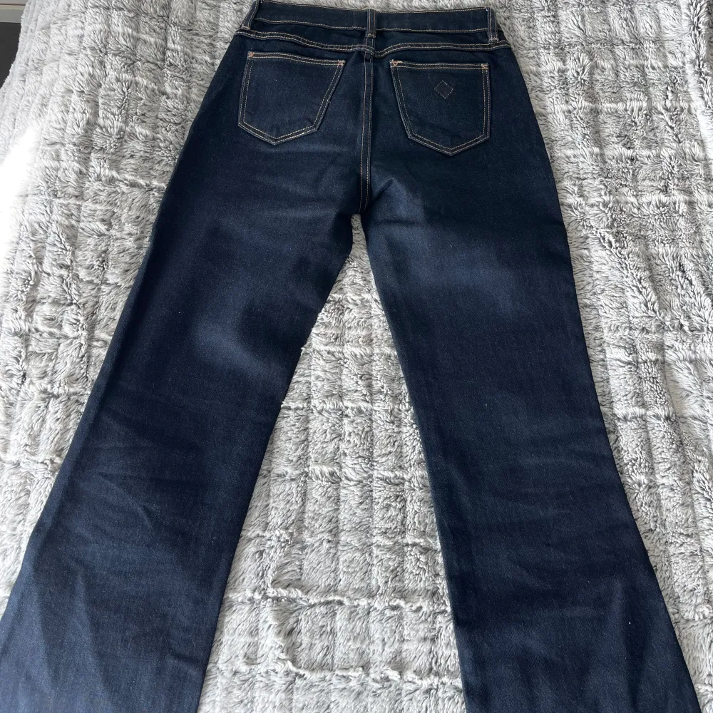 Lågmidjade jeans från Abrand, använder inte längre då dom är lite för korta, men så fina💜Köpta för 1000kr!. Jeans & Byxor.