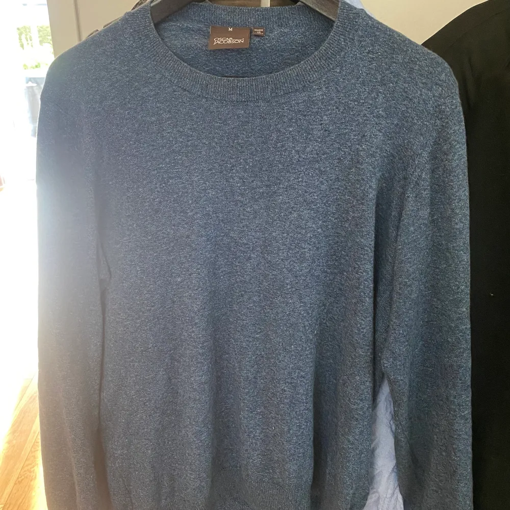 Sälje Oscar Jacobsson sweatshirt, riktigt snygg färg o passar till de mesta, köpt för 1200. Tröjor & Koftor.