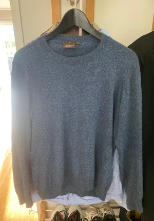 Oscar Jacobson Tröja - Sälje Oscar Jacobsson sweatshirt, riktigt snygg färg o passar till de mesta, köpt för 1200