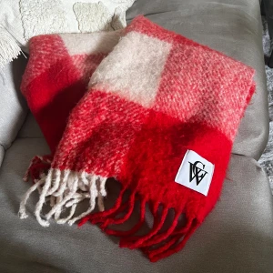 Carin Wester halsduk - Stor mysig halsduk från Carin Wester.   Fortfarande fin, lite luddig men inga hål/fläckar eller liknande!  Mått: 55*180 cm Nypris: 399 kr