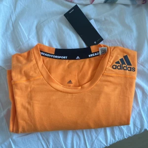 Adidas orange tränings t-shirt - Helt ny tränings t-shirt från adidas. 