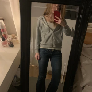 Kofta - Grå zip-up tröja som inte längre kommer till användning. Har små fläckar på ena armen skriv för bild!😇💕