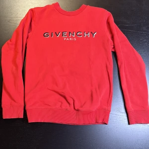 Givenchy tröja - Detta är en äkta givenchy tröja från Saks Fifth Avenue. Använd och i bra skick. Säljer för att jag har växt ur den. Fråga om ni vill ha mer info. Priset kan diskuteras.