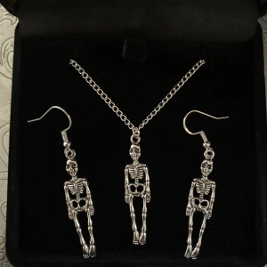 Skelett smycke - Dessa fina alternativa och stilrena skelett smycke ger dig stil och medkänsla. Som present till dig själv eller din kära emovän. 20 % doneras direkt till Amnesty och deras viktiga arbete med mänskliga rättigheter! 