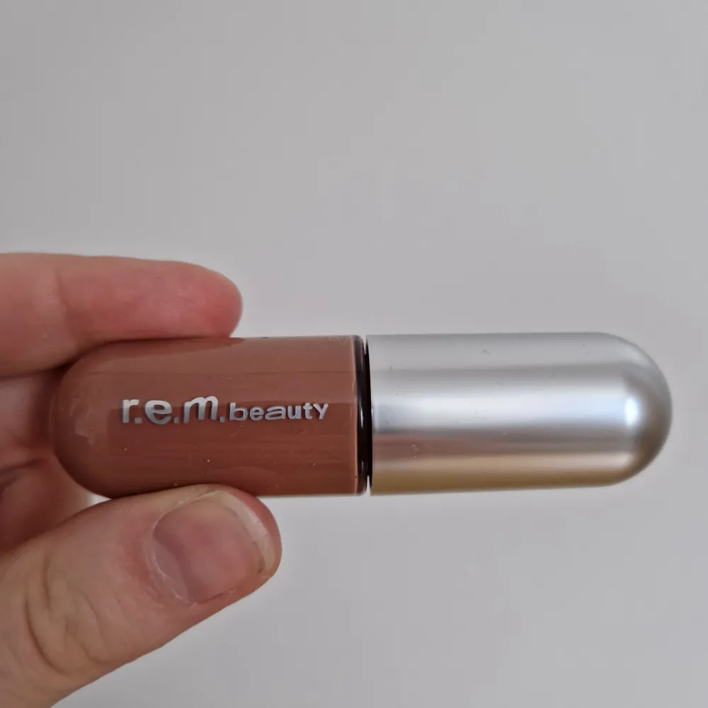 R.e.m beauty liquid lipstick i färgen leave a message (ord. Pris 209 @ sephora). Aldrig använd eller testad. Endast urplockad ur kartongen!. Övrigt.