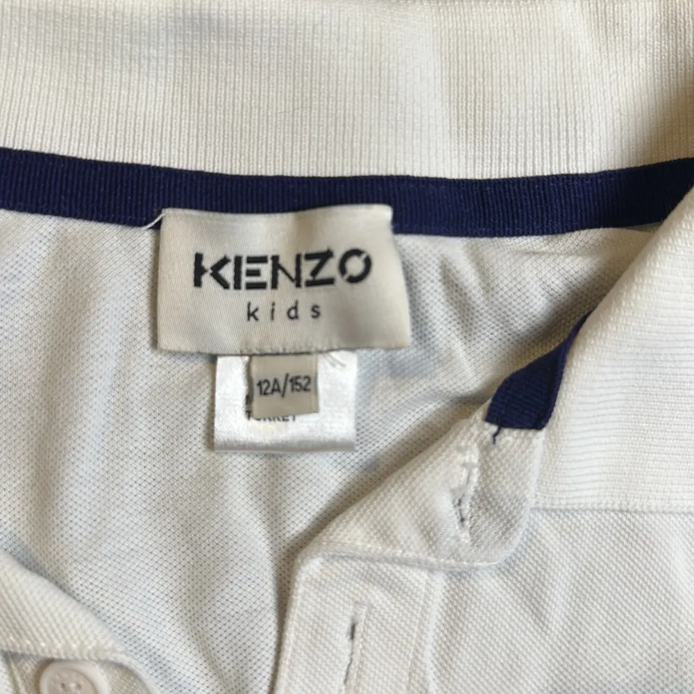 En äkta kenzo tröja från Saks Fifth Avenue. Den är bra till speciella tillfällen. Använts några gånger, men fortfarande i bra skick. Säljer för att jag har växt ur den. . Skjortor.