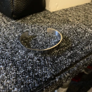 Manschettarmband - Snyggt armband som jag aldrig har använt. Armbandet är från Trendhim. 