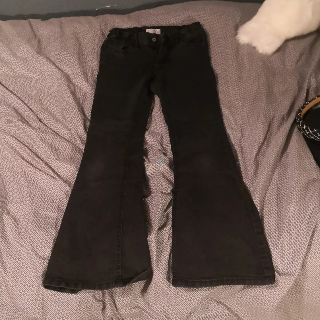 Svarta bootcut jeans  - 90