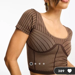 Kortärmad träningstopp - del av set - Helt oanvänd och snygg kortärmad träningstopp från HIIT! 🤎 Del av ett set men funkar även för sig. Säljer pga för stor tyvärr. Kontakta för fler bilder 🤎