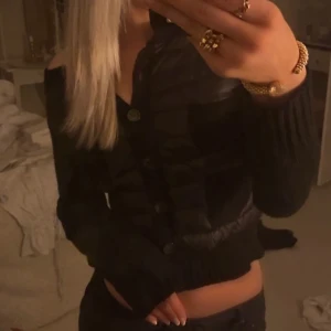 Moncler cardigan - Säljer min sjukt fina cardigan från moncler❤️ i storlek xs och den är i 2020 modellen❤️ efter som att det är en gammal modell så kan de vara svårt med qr koden att funka❤️