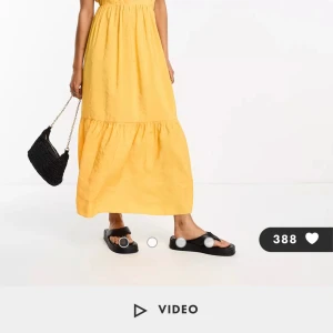 Orange sommarklänning  - Aldrig använd, prislapp på. Klänningen sitter bra, men har en likande klänning i samma färg från samma märke, därav ville jag returnera men råkade passera tiden för retur. 