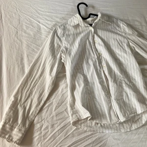Skjorta - Skjorta i perfekt skick från Tiger of Sweden, som är figursydd. Superfin passform💞
