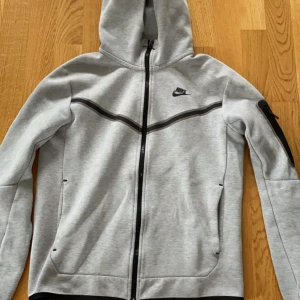 Nike tech fleece - Grå nike tech fleece 9/10 skick Pris kan alltid diskuteras vid snabb affär