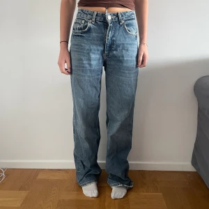 Midrise straight jeans zara - Tjejen är 169
