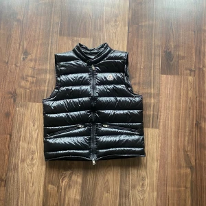 Moncler väst  - Tja! Nu var det dags att släppa min Moncler väst. Västen har storlek S/1 och sitter som den ska. Nypris 6-7 tusen kronor. Inga defekter alls/ skulle säga 9/10 skick. Hör av er vid minsta fundering! 