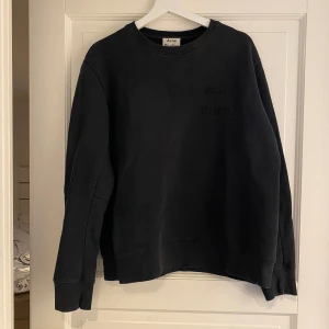 Acne Studios Crewneck  - Hej, säljer en sweatshirt från Acne Studios i helsvart. Perfekt ”everyday sweater” med Boxy passform. Storlek M och True to Size. Nypris va runt 2500. Bra skick, använd en del men inga skador. Pris kan diskuteras. Hör av dig vid frågor i DM!