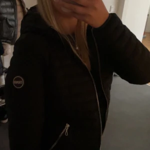 Colmar jacka  - Säljer nu min svarta Colmar jacka som inte kommer till användning längre. Den är använd fåtal gånger och har inga märken eller förstörd på något sätt✨  Den har lite tunnare tyg så passar mer till vår/höst. Nypris 1 500kr, pris kan diskuteras💞