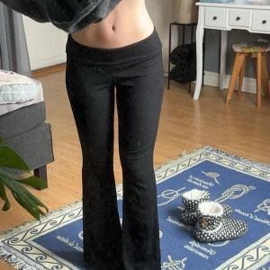 Lågmidjade byxor - Lågmidjade, svarta, mjuka tights! Säljer eftersom de är lite för korta i benen, jag är 167! De är lite utsvängda också 🥰 Aldrig använda endast provade, så inget fel på dom! Hör av dig om du har nån fundering! ❤️