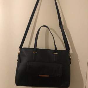 Säljer min Anna field handväska i färgen svart 💗 Modellen är slutsålt överallt 🫶🏽💕