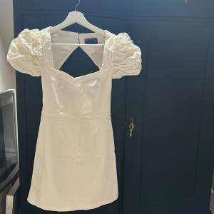 Den finaste vita klänningen och perfekt till studenten🥹tyvärr för liten. Helt ny endast testad  Slutsåld på hemsidan 